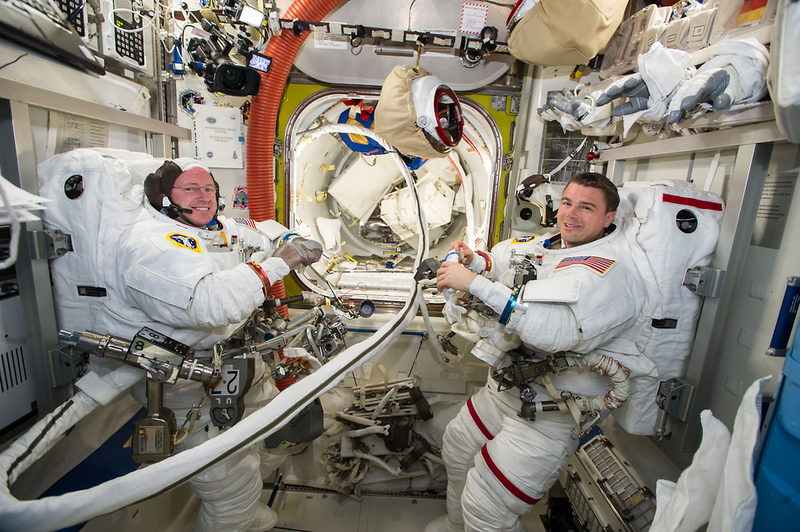 Illustration for article titled This Spacewalk Is All About Cool Perspective Photos